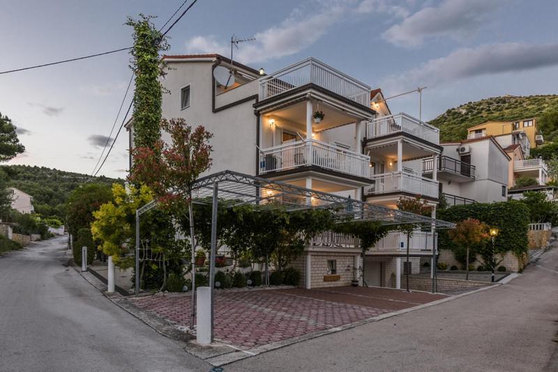 Apartments Luka - Trogir, Marina 150M From The Beach Eksteriør bilde