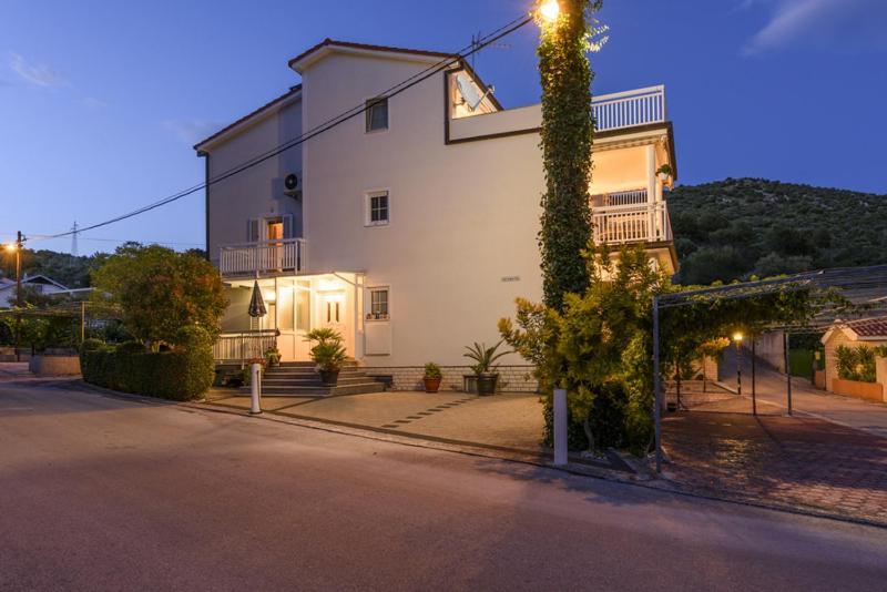Apartments Luka - Trogir, Marina 150M From The Beach Eksteriør bilde
